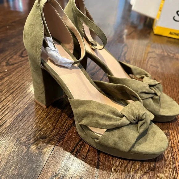 LOFT NWOT Green Block Heel Sandals with Ankle Strap - Picture 2 of 6